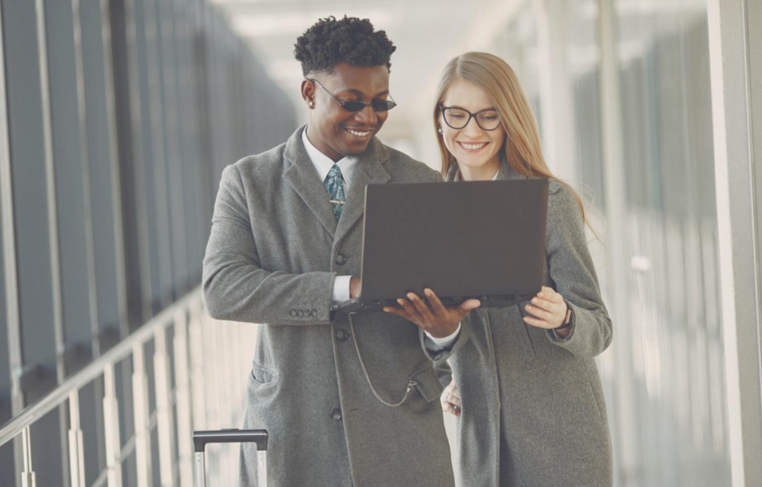 Sesión de planificación financiera con cliente en las oficinas de sylevinarosa