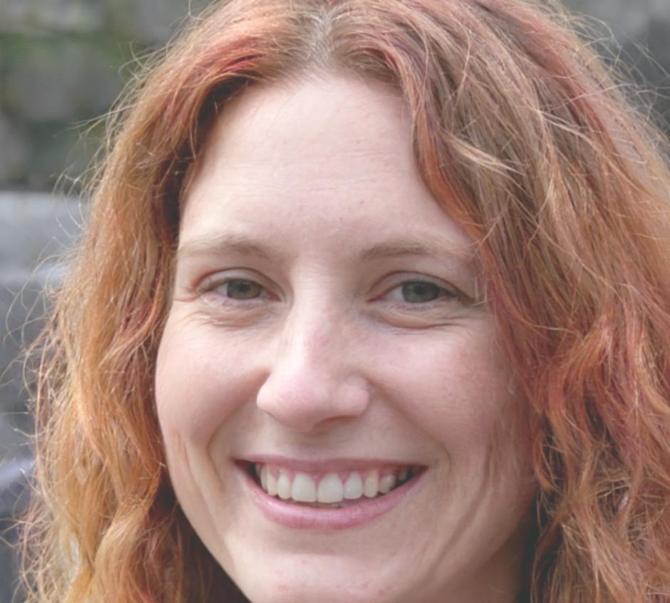 Profesional de finanzas explicando estrategias de ahorro