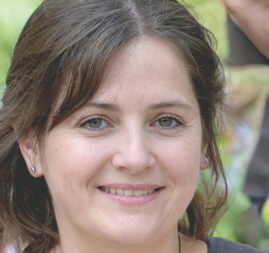 Experta financiera revisando documentos